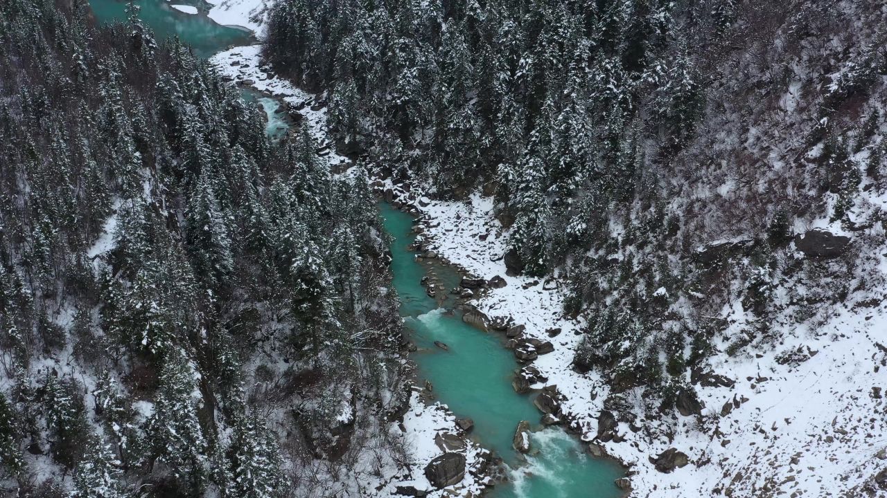 航拍帕隆藏布江河谷雪景