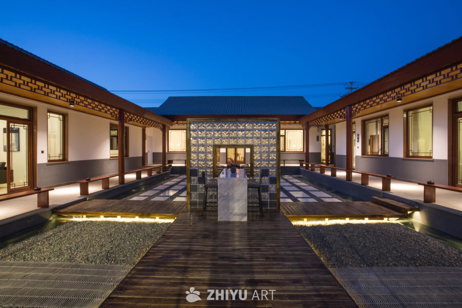 夜幕下的传统庭院