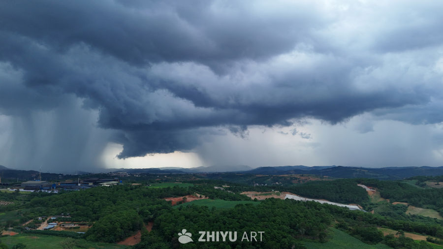 暴风雨中的山丘