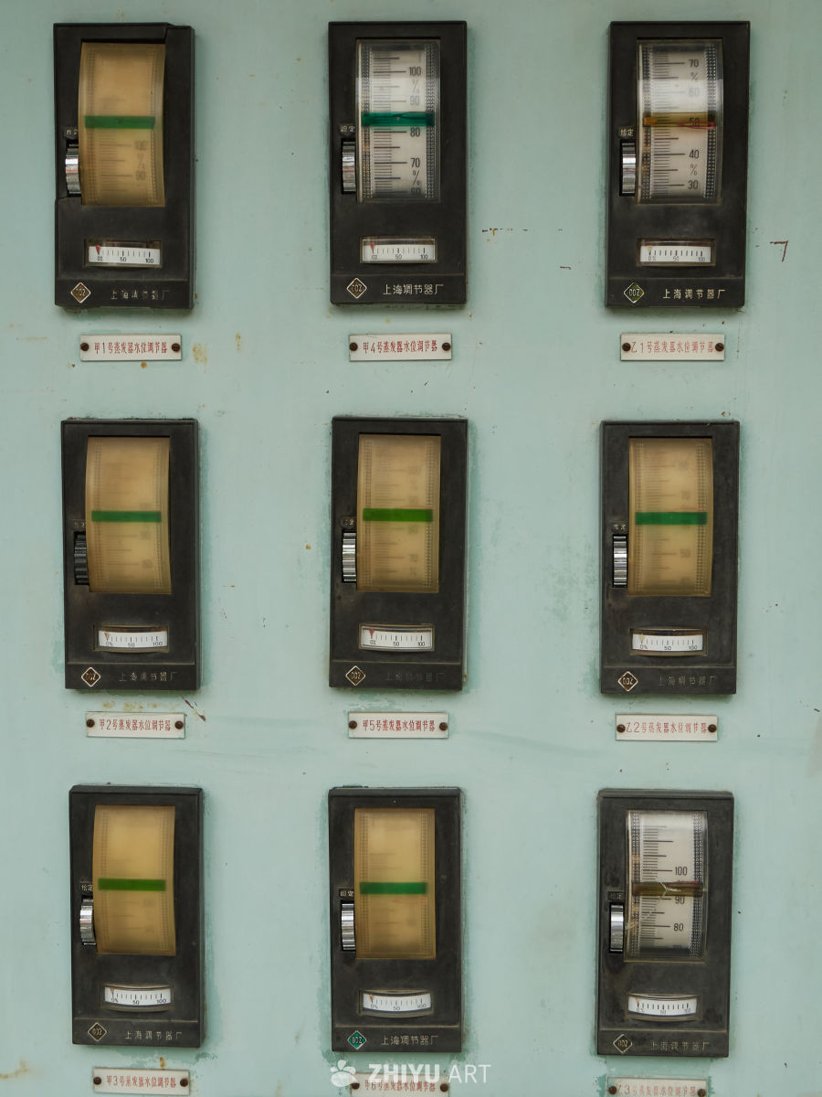 老式电气仪表控制箱特写