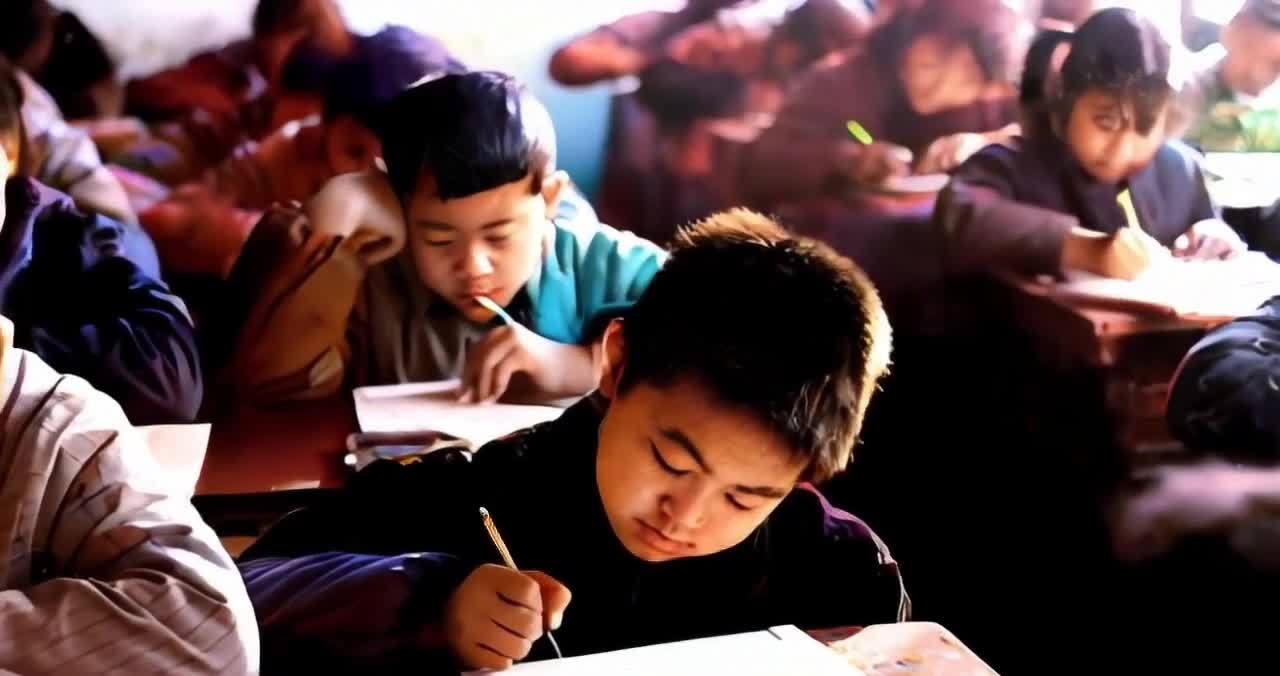 专注书写，教室里认真学习的孩子们