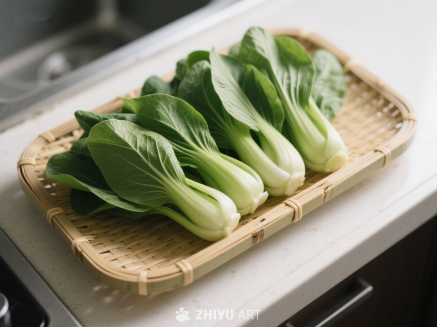 新鲜青菜置于竹编篮中 493