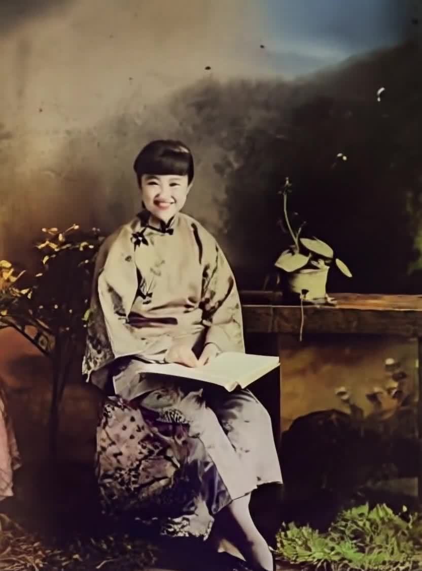 和服女性木质结构前，持纸沉思的肖像照