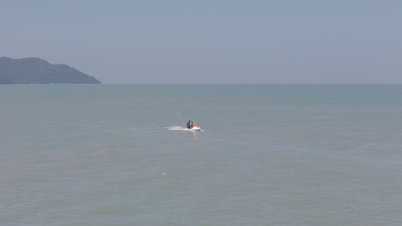 三人乘摩托艇海上疾驰