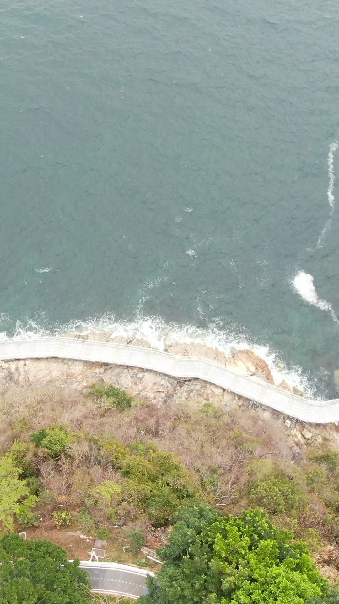 海岸边的步道与海浪