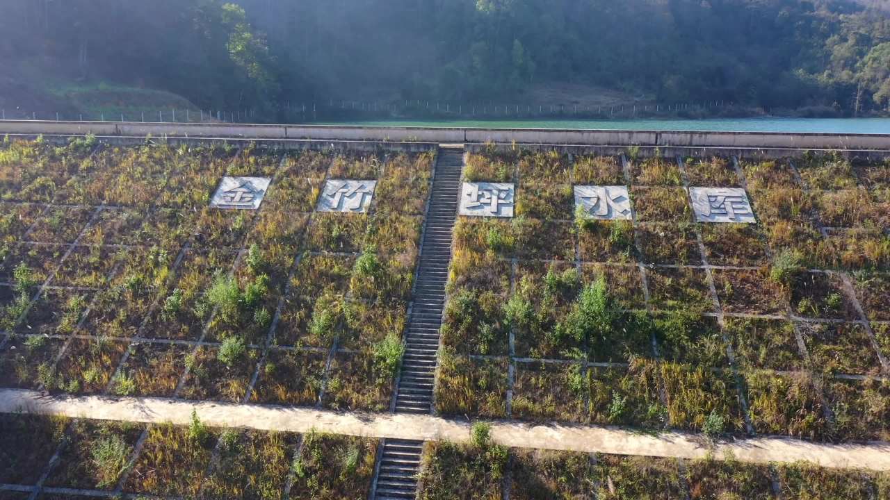 晨曦中的梯田与石板路