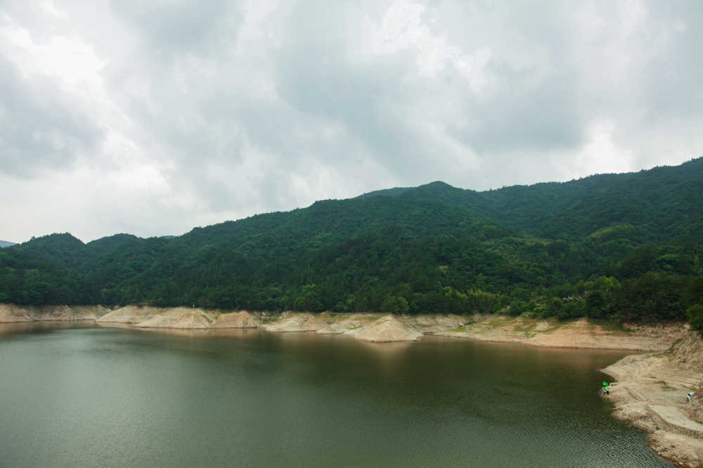 山峦和水库