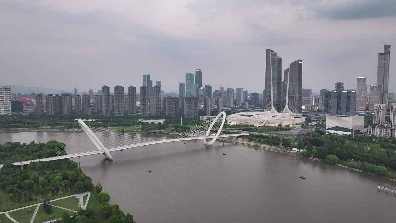 城市天际线与桥梁