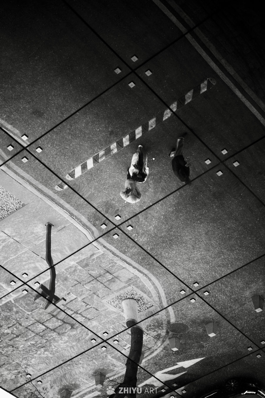 镜中行者：城市倒影的艺术