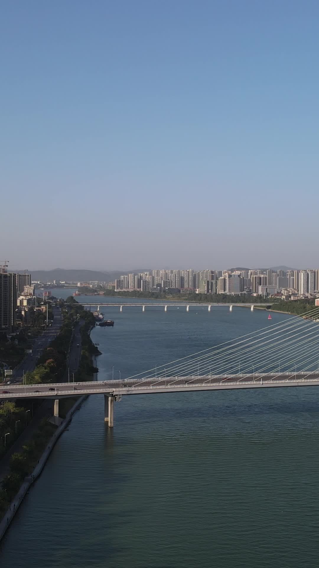 城市之桥与河景