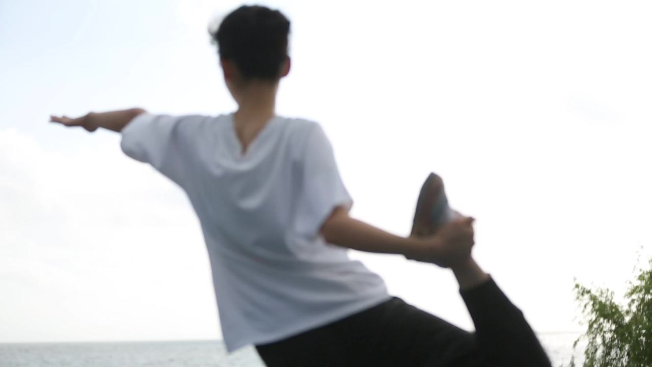 湖边晨练
