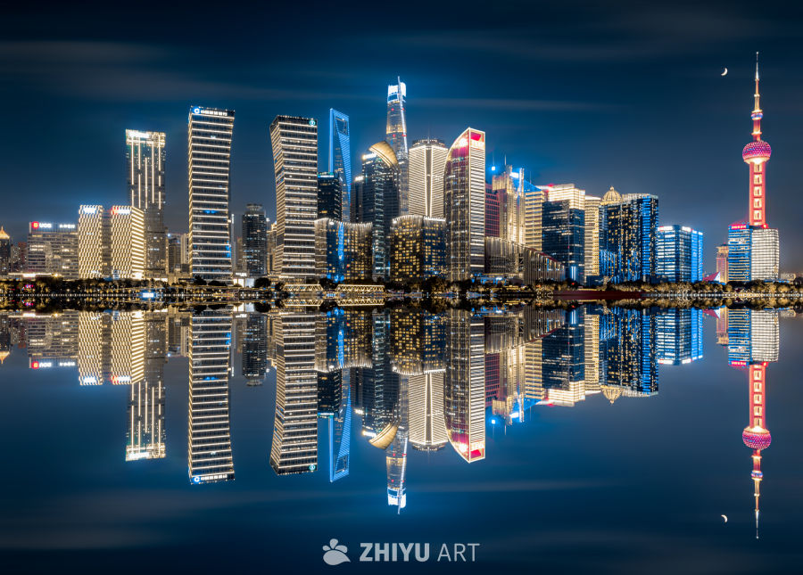 上海夜景：东方明珠与高楼倒影