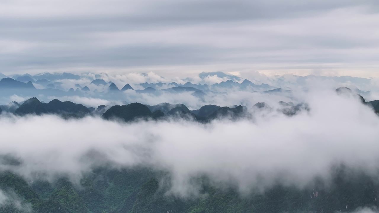 4k航拍山区喀斯特峰林 湖泊上空云雾