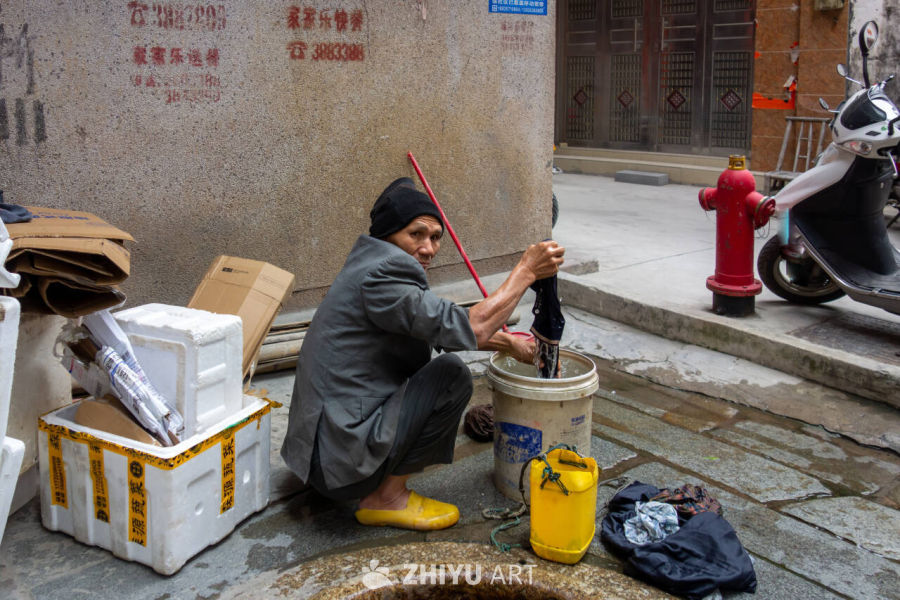 街头老人清洗衣物