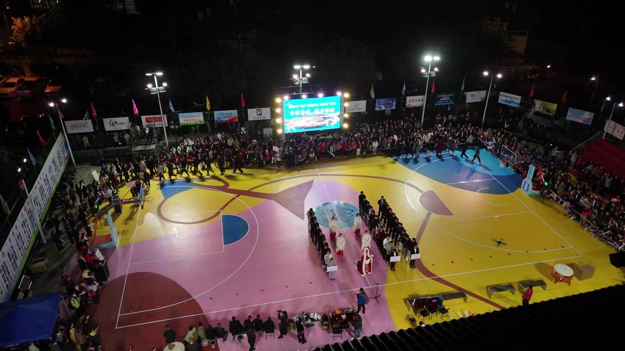 夜晚篮球场彩绘仪式现场