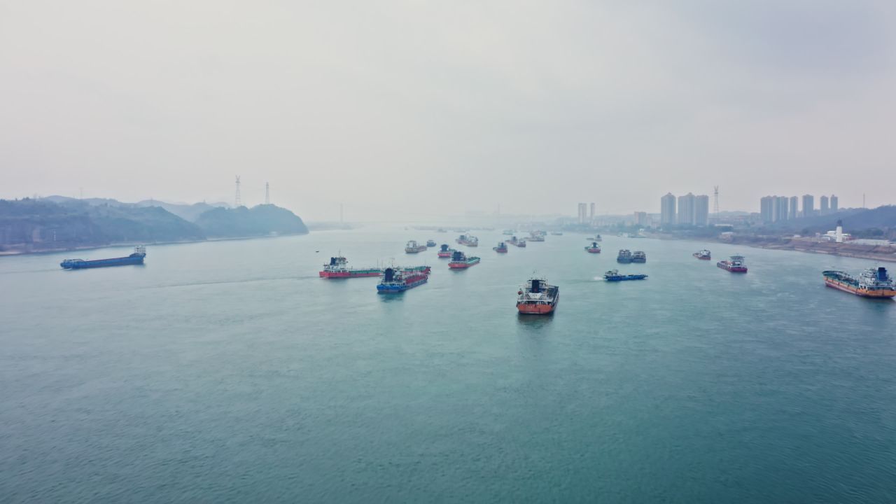 湖北宜昌长江上的轮船航拍