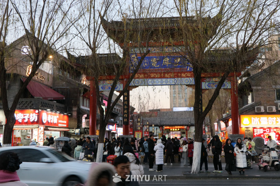 冬季街头的热闹牌坊