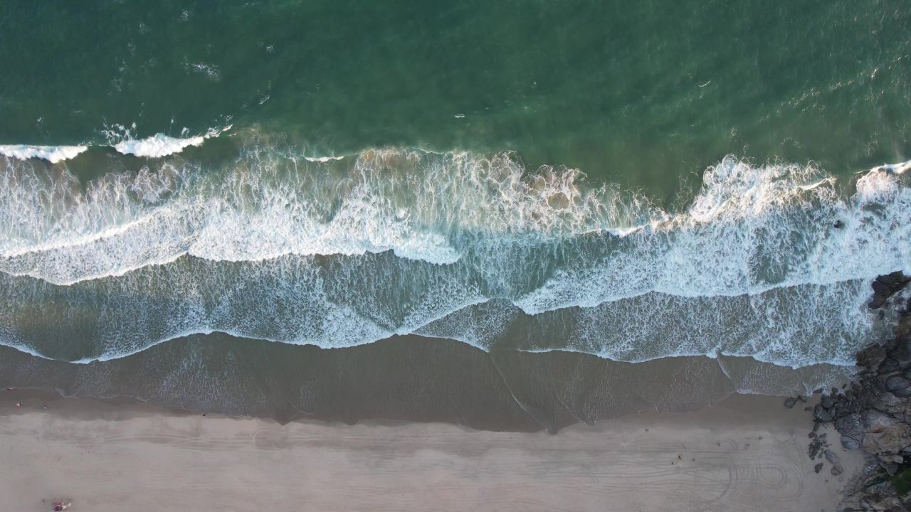 大海海浪沙滩风景航拍 