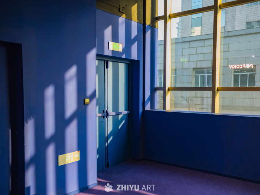 光影交错的蓝色走廊