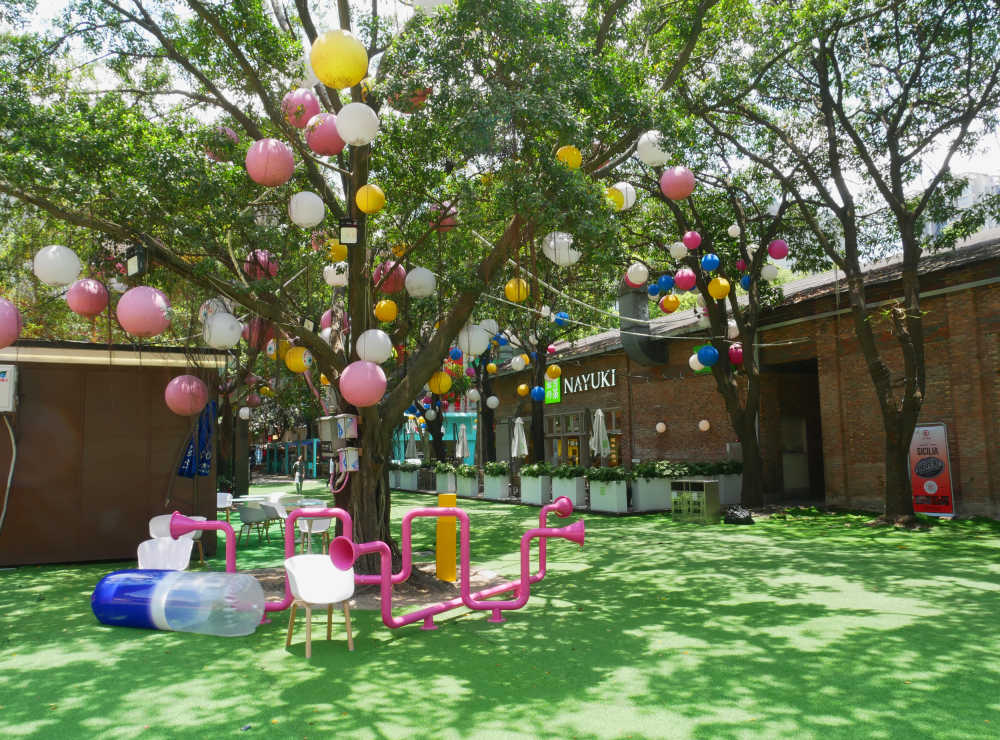 创意园里的彩球树