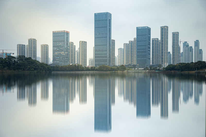碧湖边上的高楼