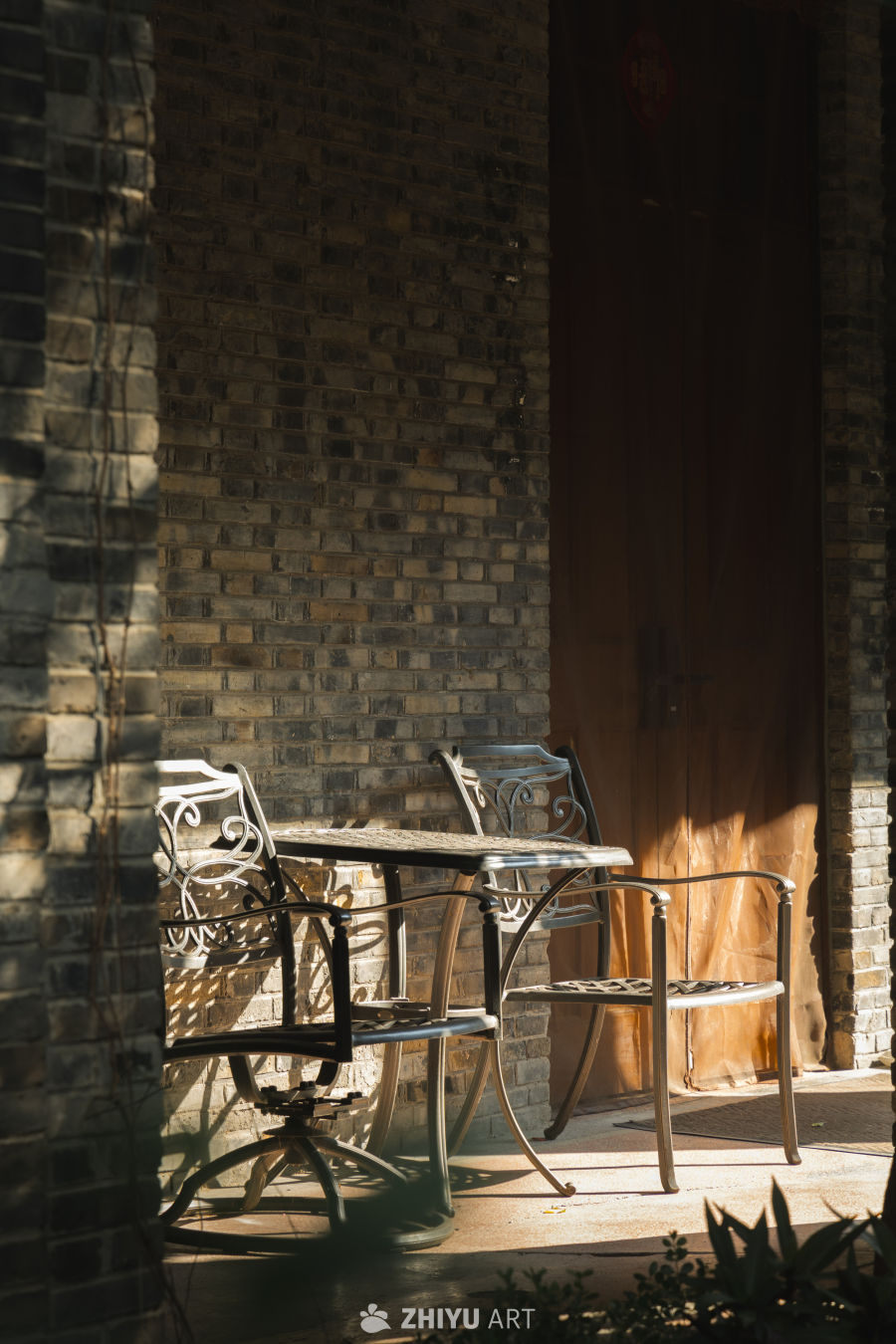 阳光下的双人椅