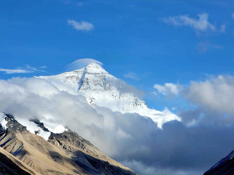 西藏珠峰大本营看蓝天下的珠穆朗玛峰