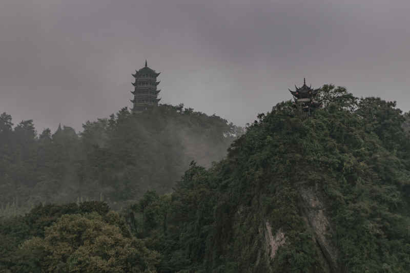 雨中朦胧塔