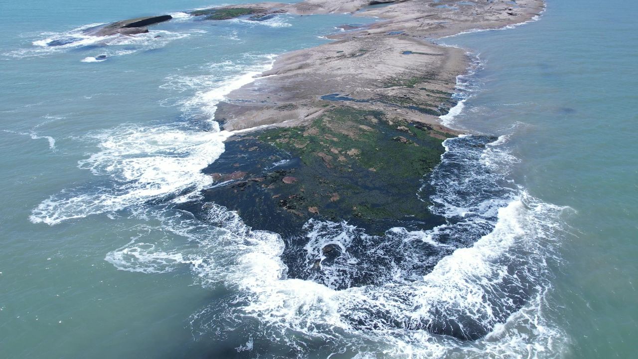 大海岛礁海浪