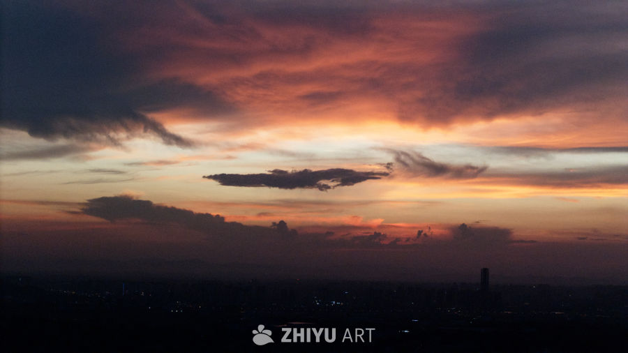 黄昏把云揉成了橘黄色