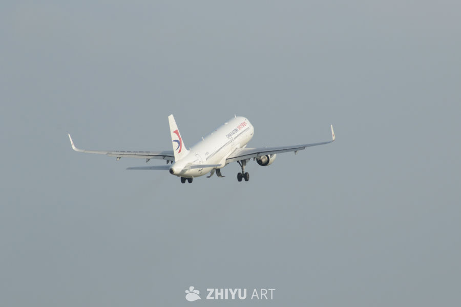 蓝天下的东方航空飞机