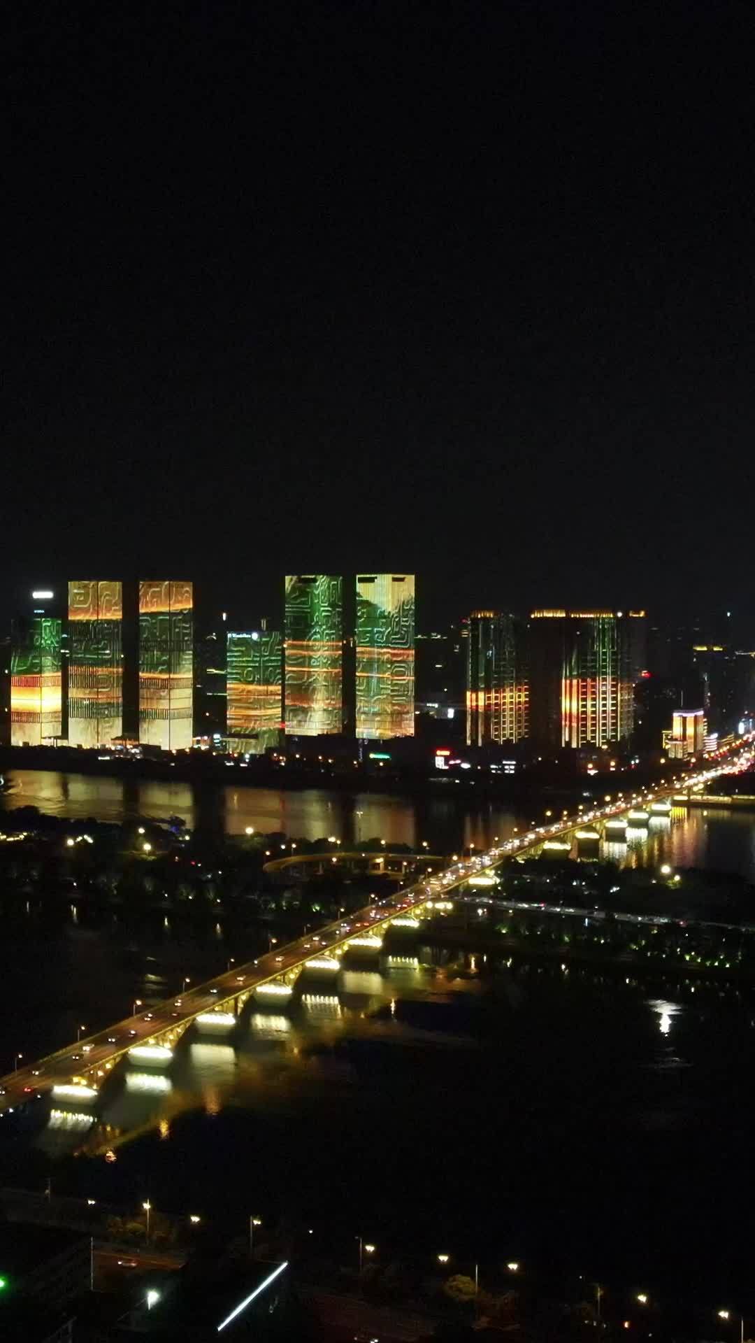 霓虹下的现代都市
