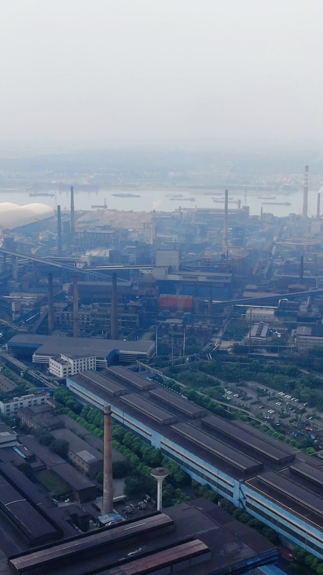 航拍工业生产工厂烟冲污染