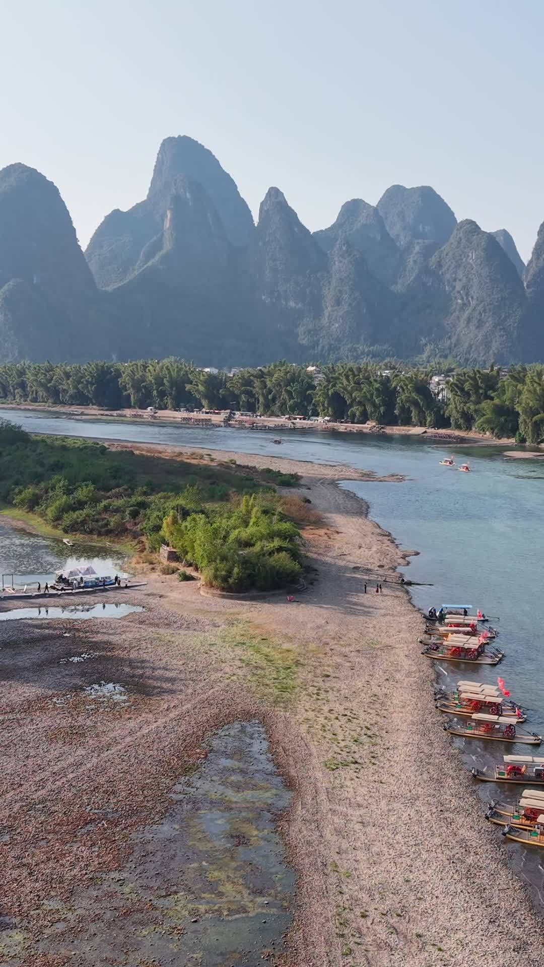 竖版航拍桂林阳朔兴坪漓江竹筏 (10)
