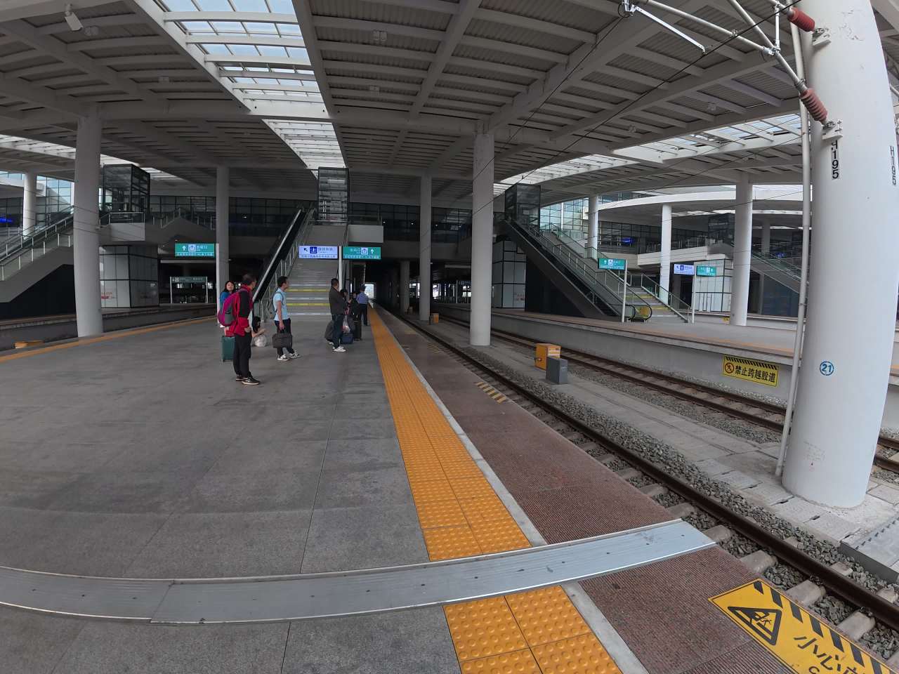 高铁站台迎接列车