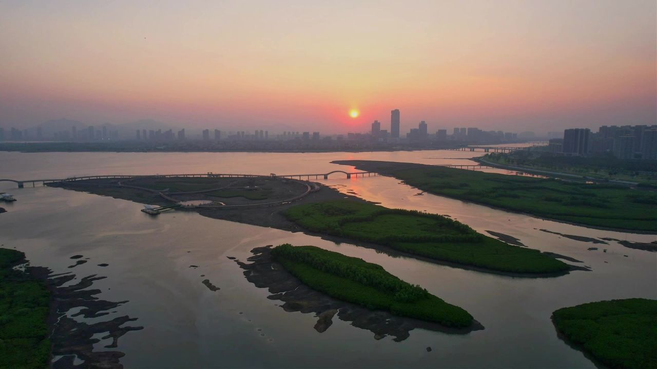 航拍下潭尾湿地公园日落