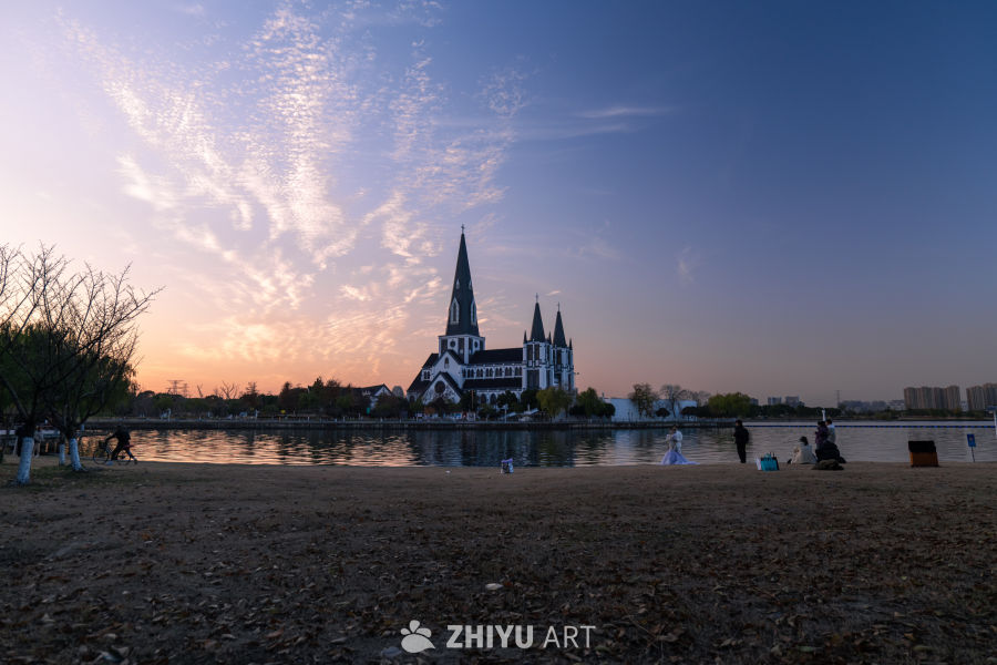 湖畔教堂黄昏恋