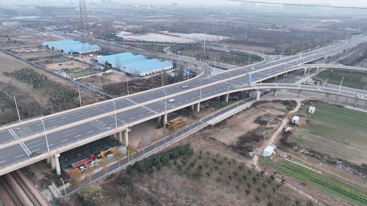 城市边缘的交通枢纽