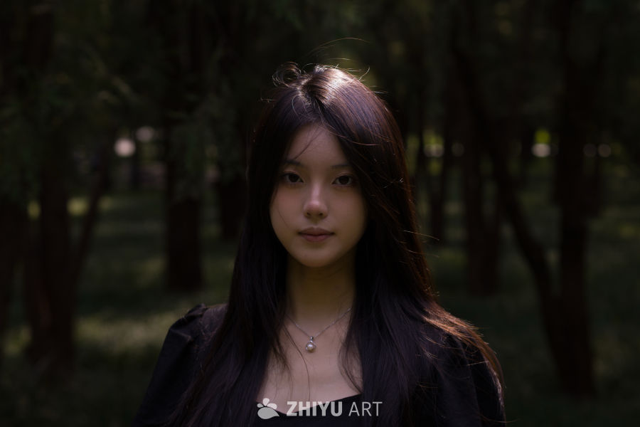 林间静思的少女
