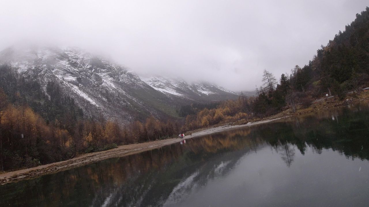 雪山下雪