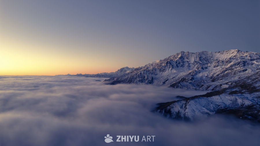 雪山日出云海