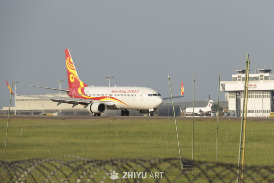 海南航空飞机在机场跑道上