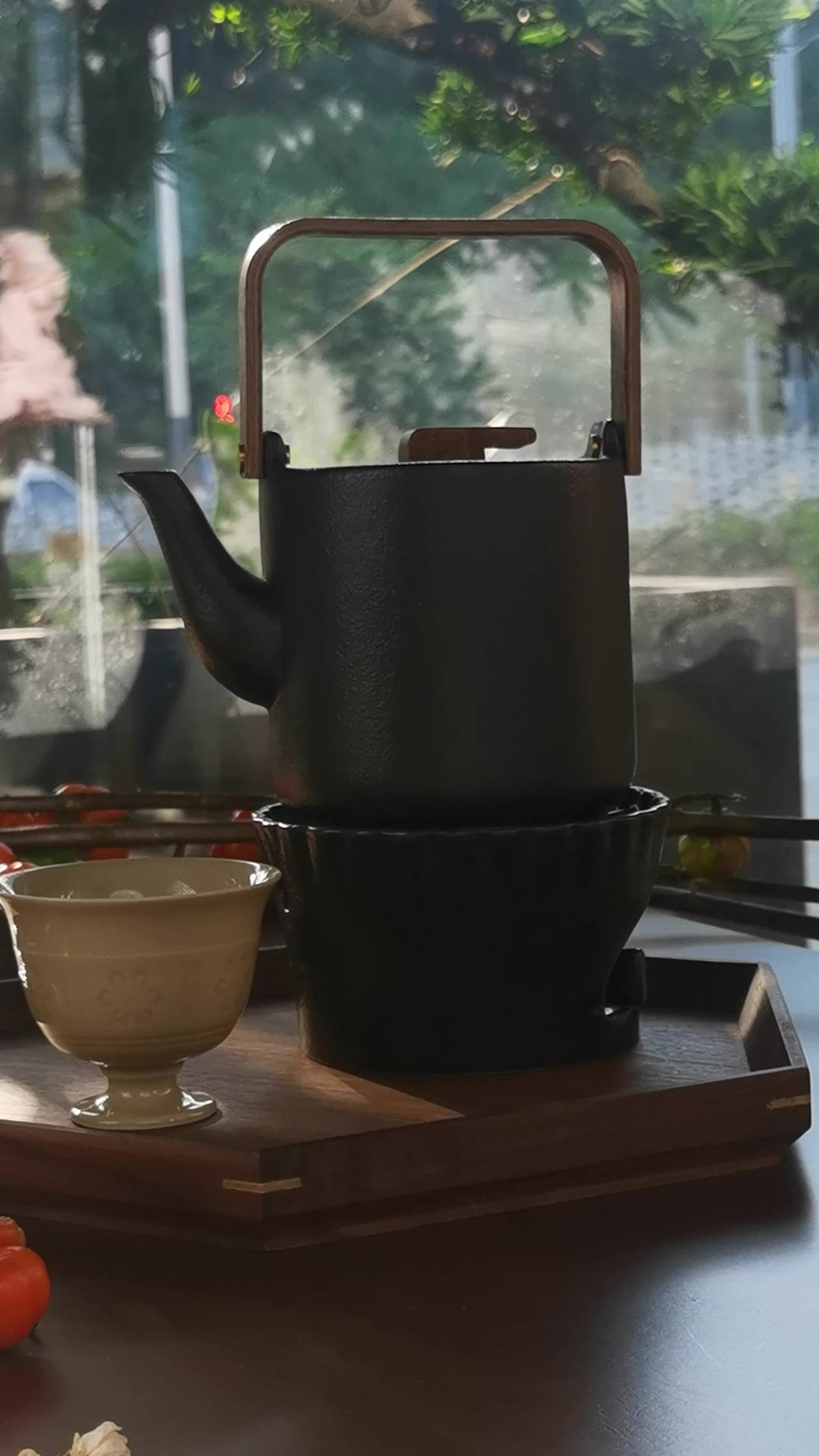 逆光中的茶器