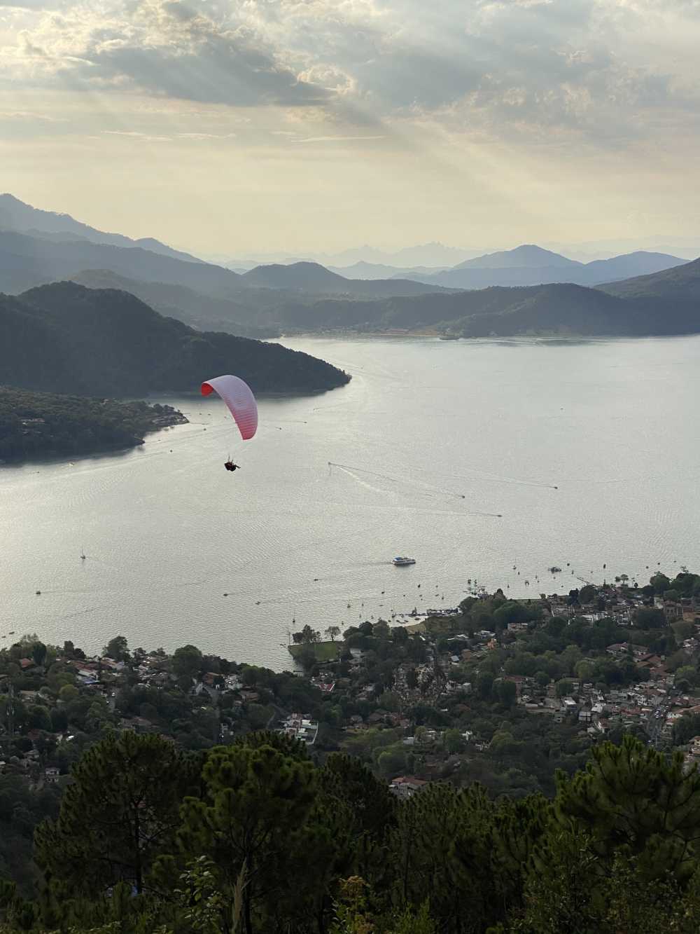 看湖景观滑翔伞