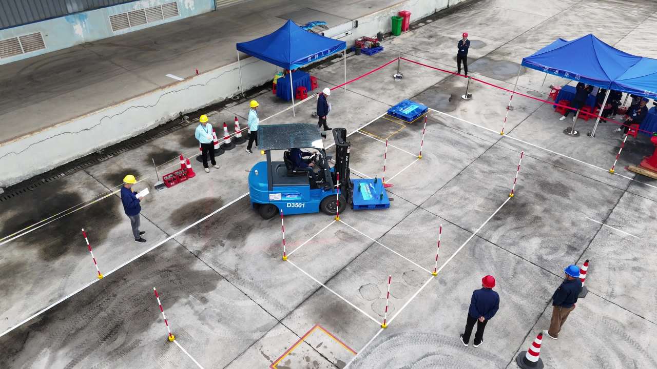 叉车培训现场俯拍画面