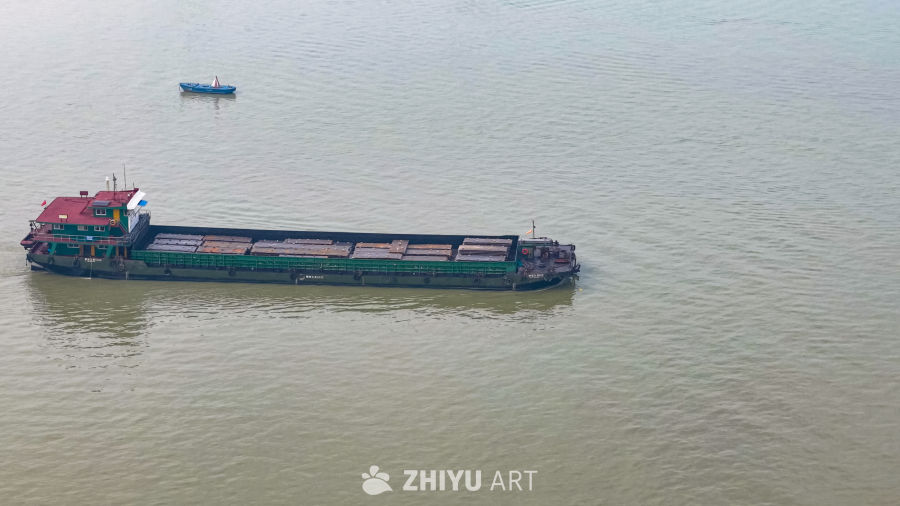 河上货船与小舟