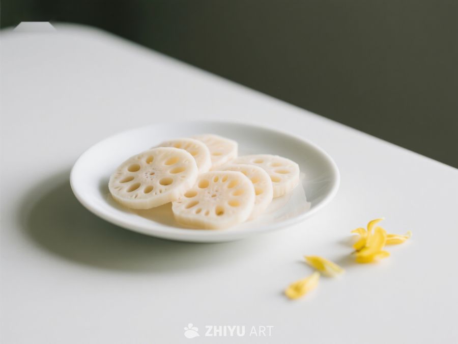 莲藕切片置于白盘，旁有花瓣点缀 249