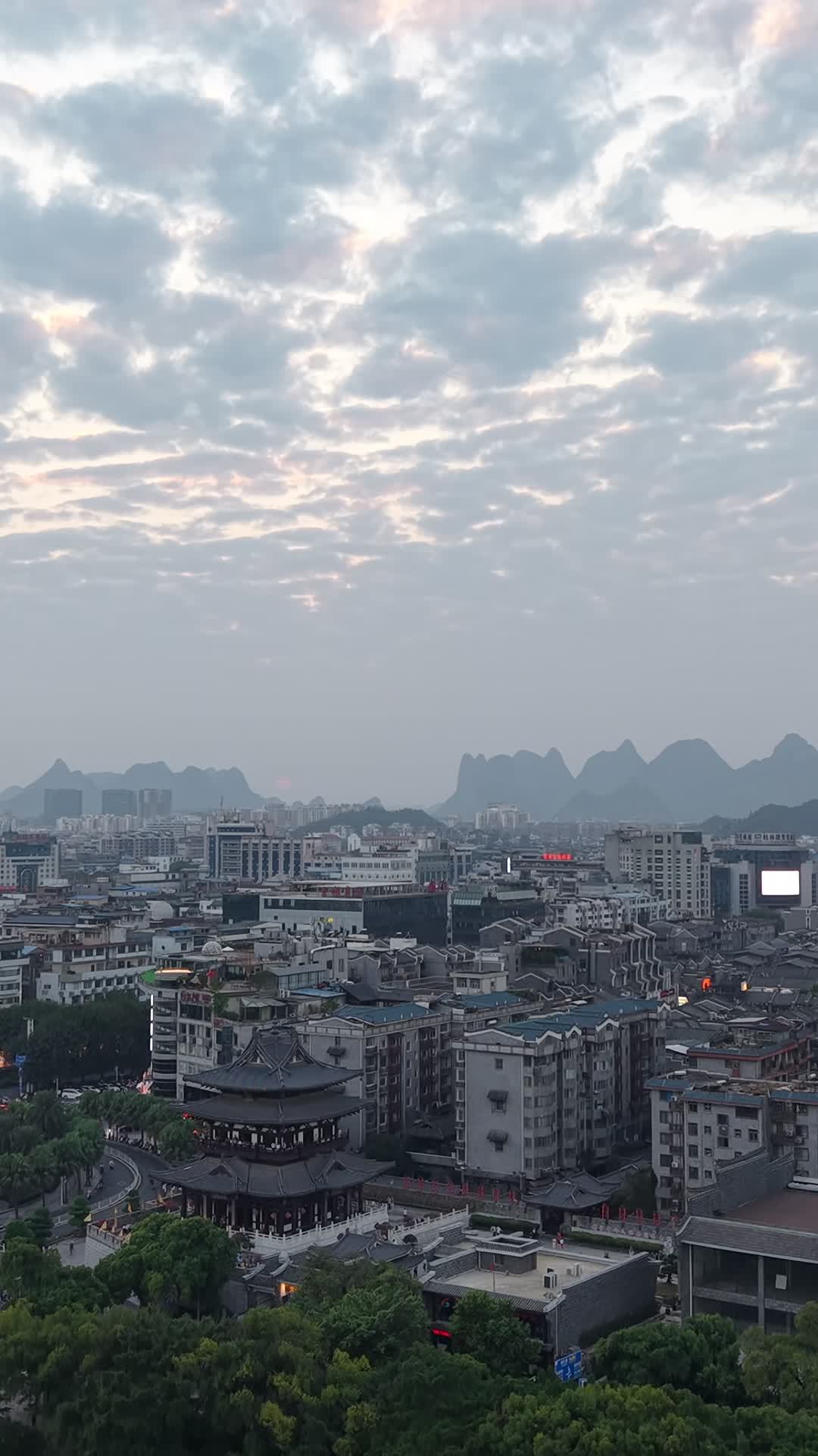竖版航拍桂林城市大景 (2)
