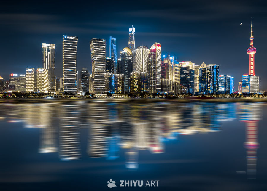 上海夜景：东方明珠与高楼林立