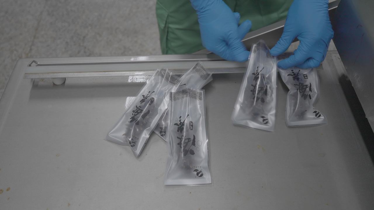 加工的真空海参包装过程
